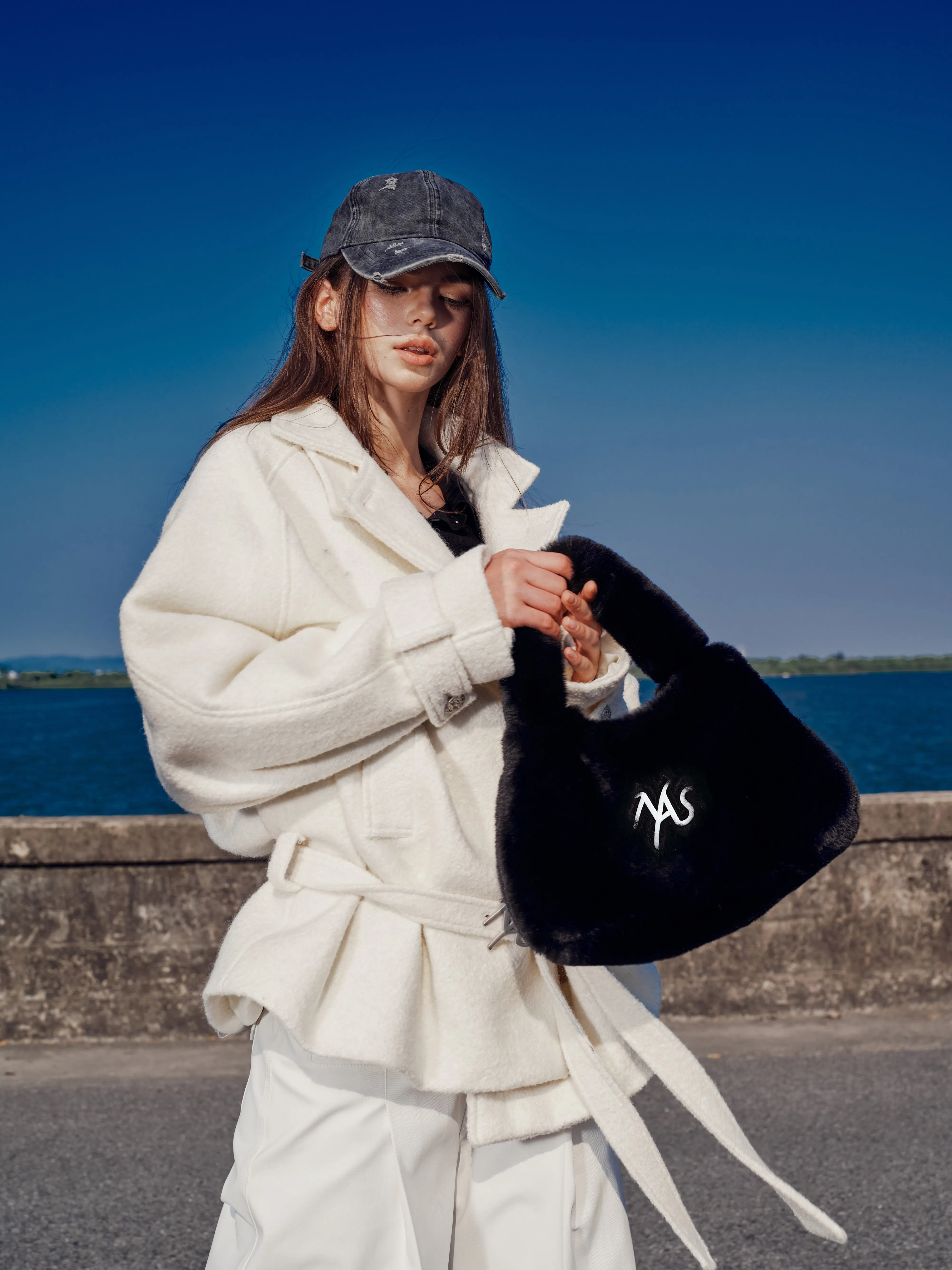 Black Snow Black-night  Furry Tote