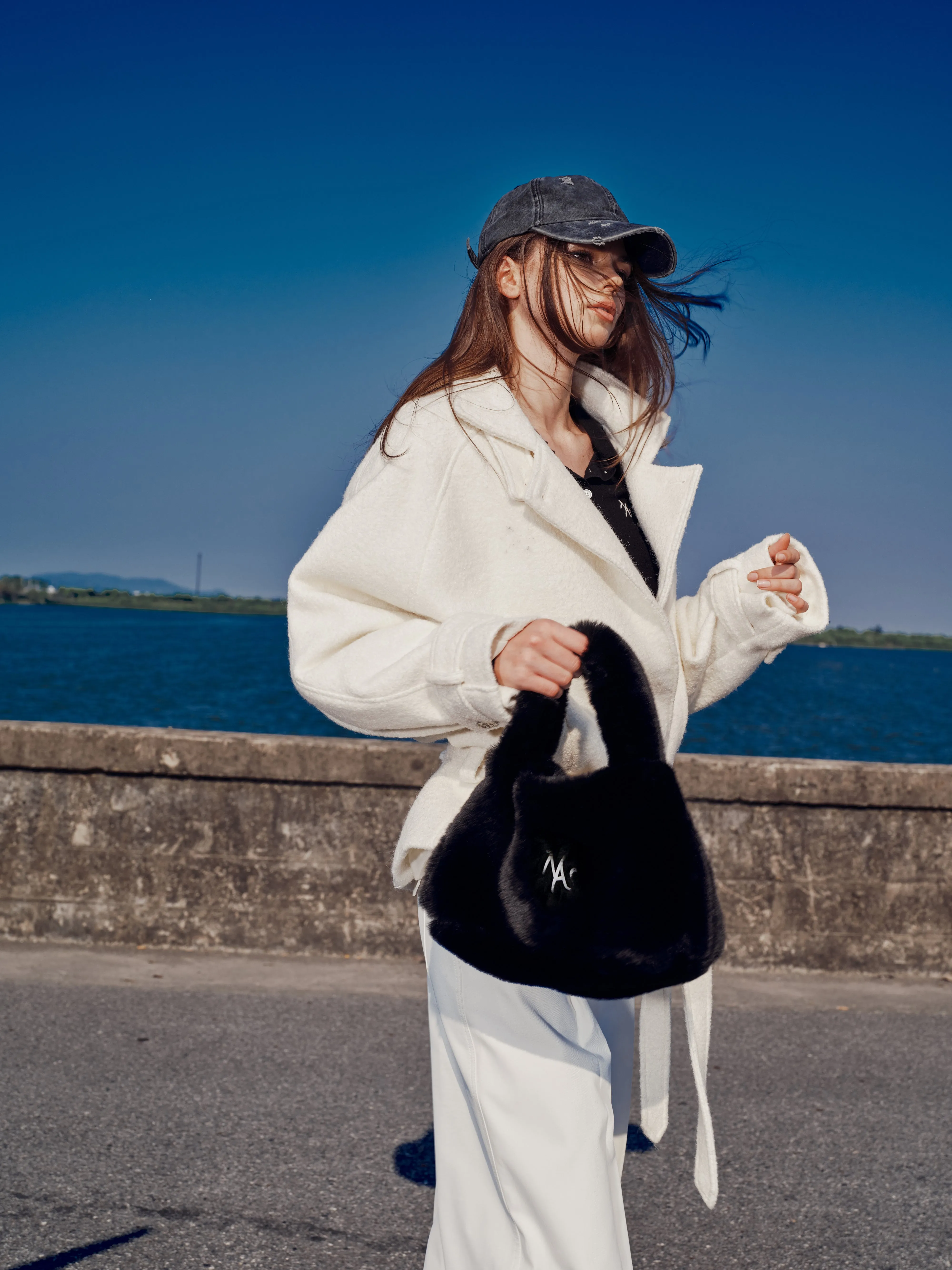 Black Snow Black-night  Furry Tote