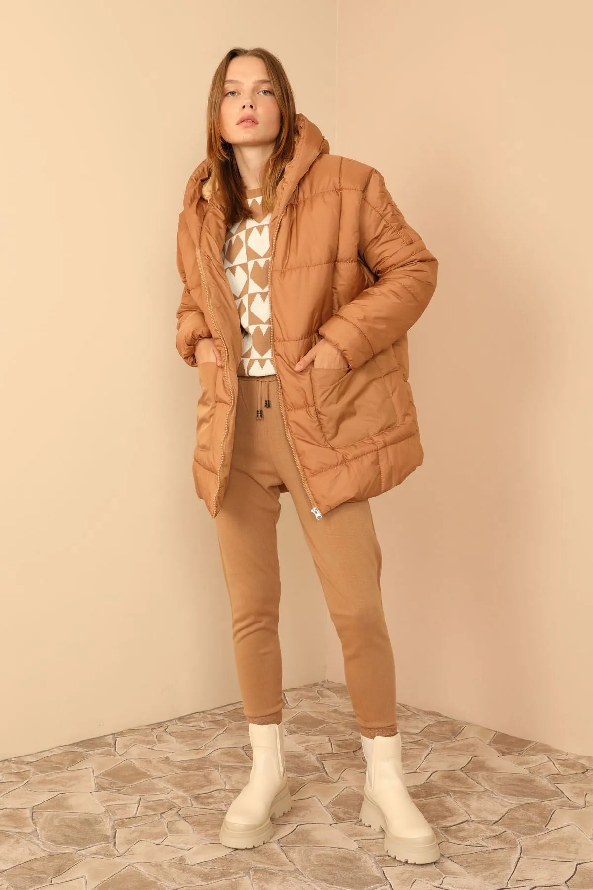 KKT Quilted Fabric Long Sleeve Zip Neck Short Oversize Women Coat - Light Brown - Manteca